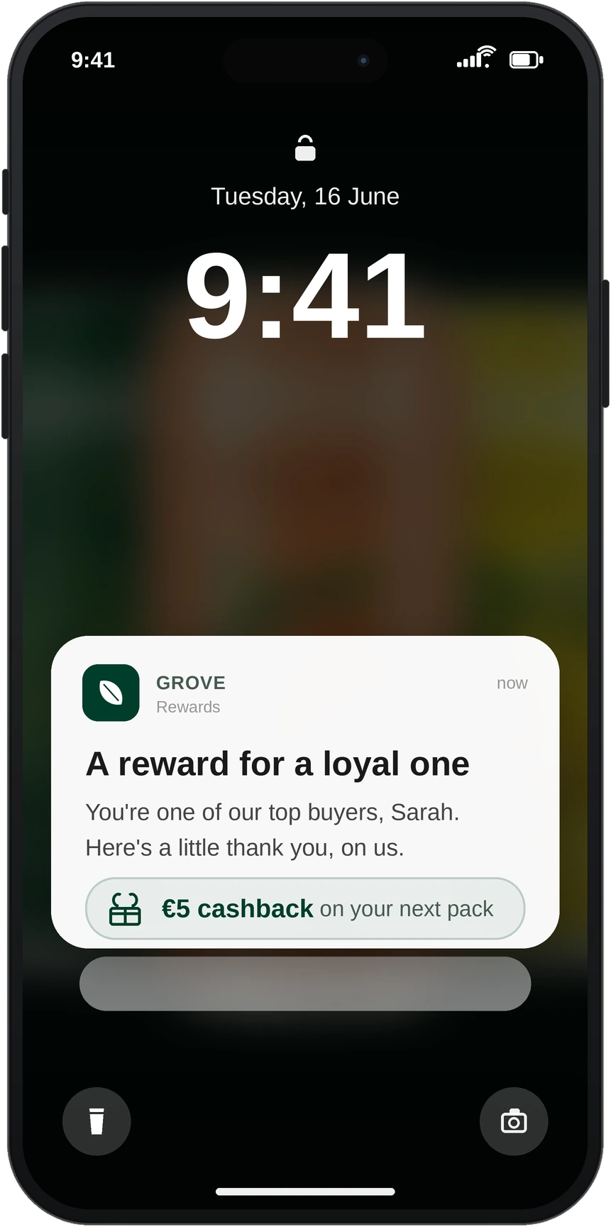 Phone lock screen with a GROVE Rewards notification: a reward for a loyal one, five euro cashback on your next pack.